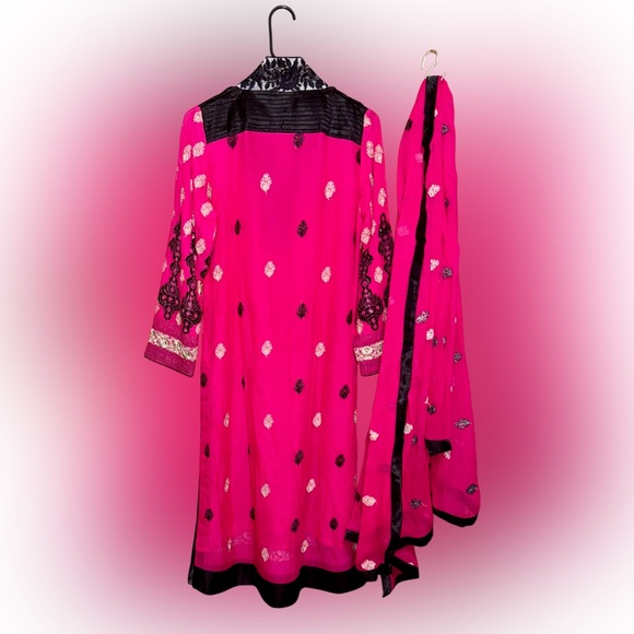 Pink and Black Embroidered Kurta Set - Picture 3 of 6